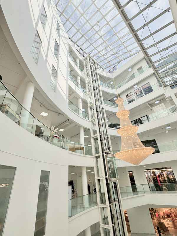 Atrium mit Kronleuchter