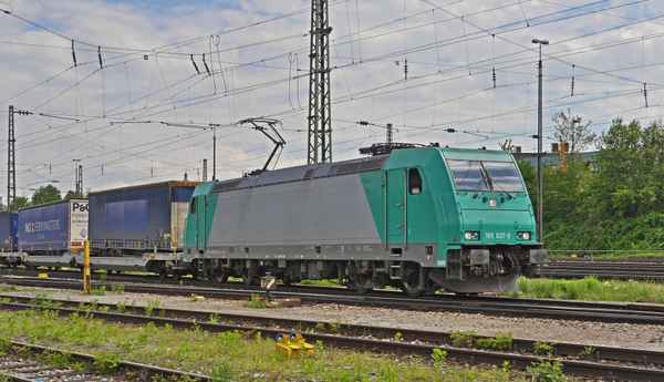 Ein Güterzug des kombinierten Verkehrs . . . .