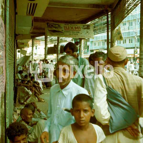 Eine Strasse in Peschawar in Pakistan