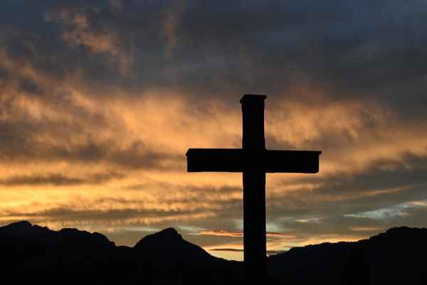 Kreuz im Abendrot