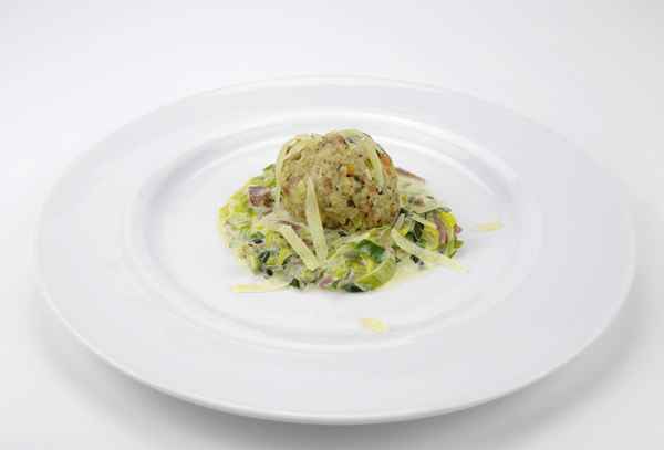 Vollkorn-Gemüseknödel auf Blattspinat