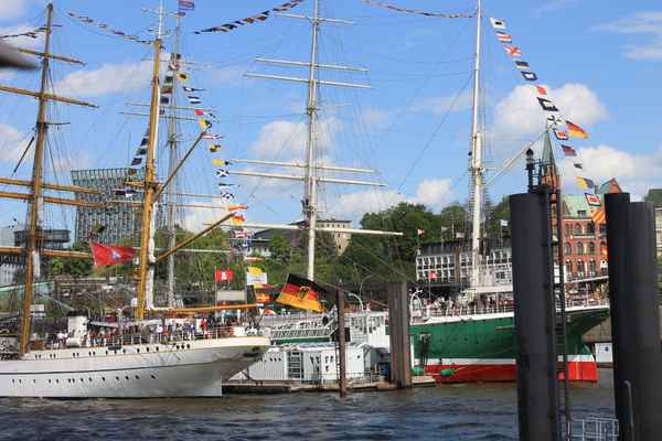 Gorch Fock neben Rickmer Rickmers