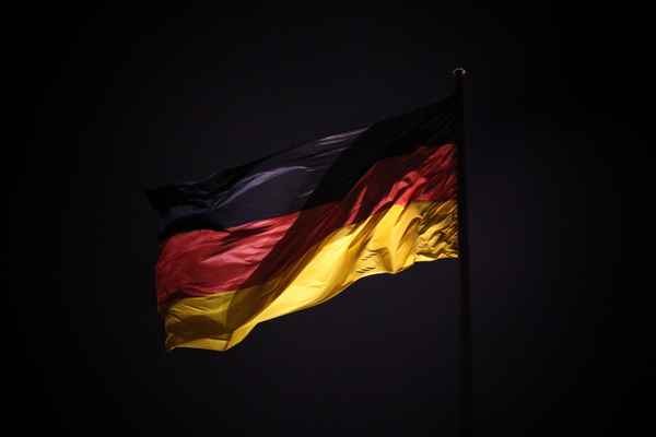 Deutschlandfahne bei Nacht