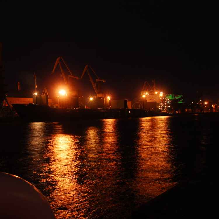 Hafen Ventspils bei Nacht