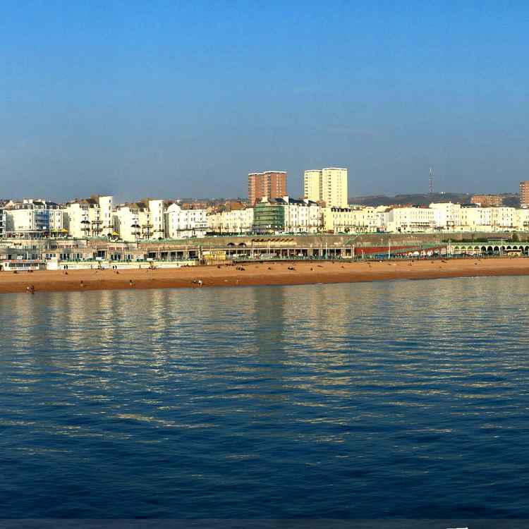 Strand von Brighton, vom Brighton-Pier aus gesehen
