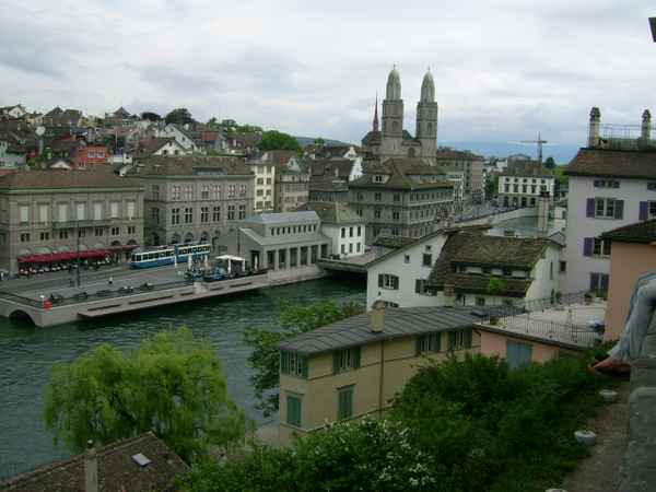 Zürich, Grossmünster vom Lindenplatz aus