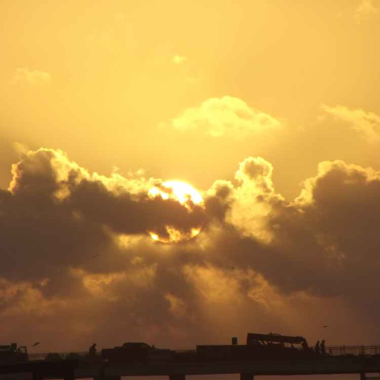 Sonnenaufgang mit Wolken am Golf von Mexico