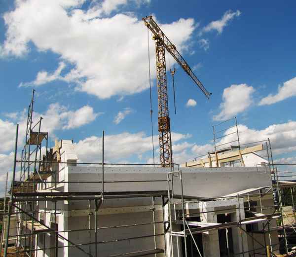 Hausbau - Rohbau-Baustelle mit Kran