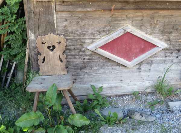 Alter Stuhl vor einer Hütte