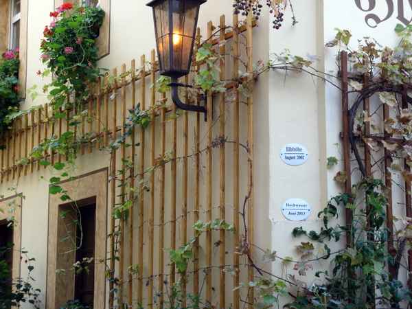 Elbehochwasser am Haus vermerkt