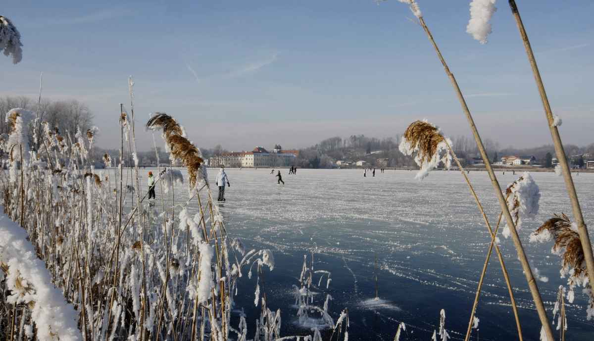 Seeoner See mit Kloster im Winter