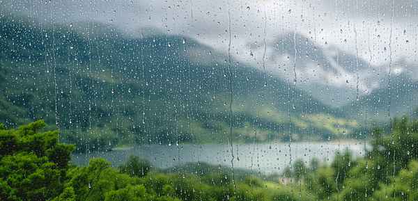 Regen &uuml;ber dem Bergsee