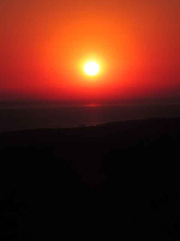 Tiefroter Sonnenuntergang am Meer