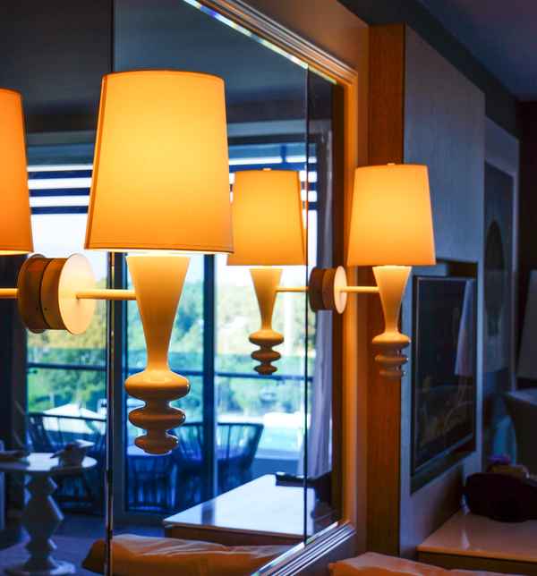 Wohnen mit Lampen und Spiegel