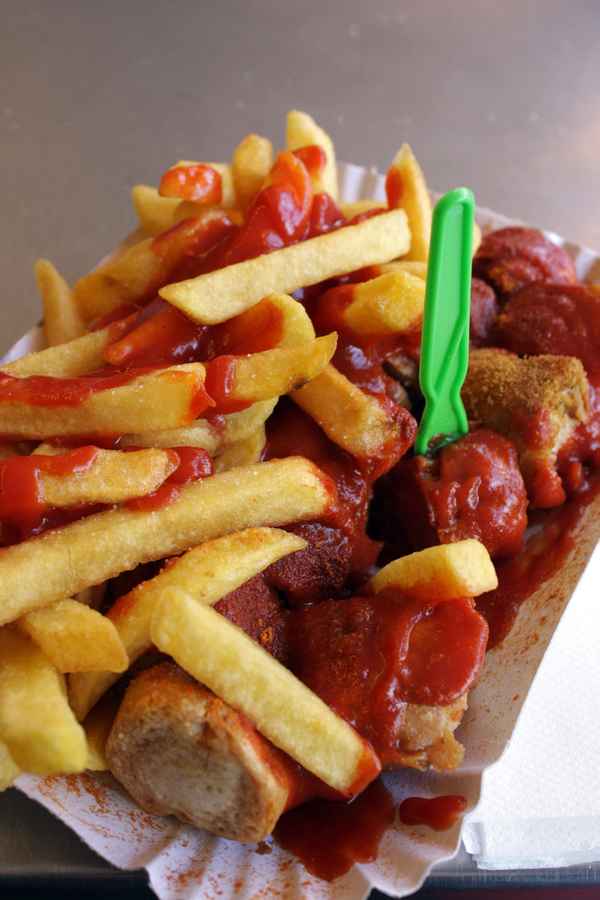 Pommes und Currywurst