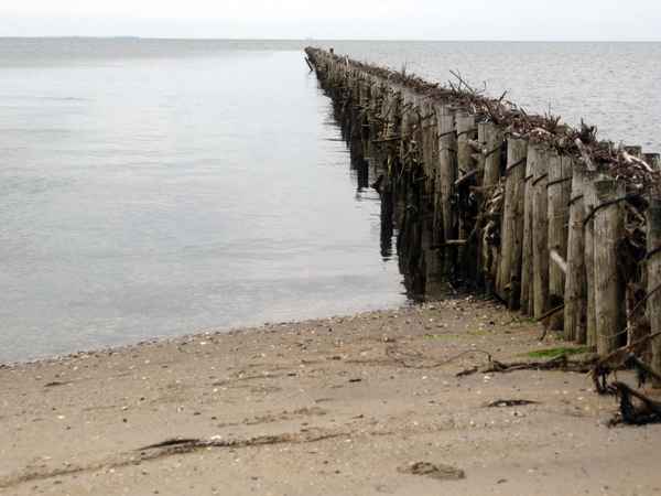 Wellenbrecher im Watt
