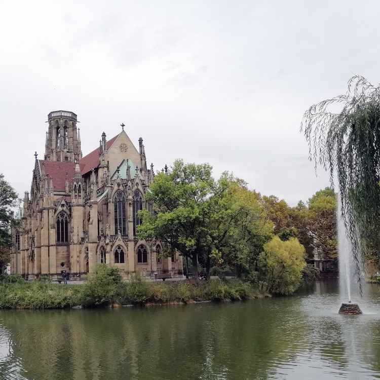 Stuttgart: Johanneskirche Stuttgart: Kirchenbaukunst am Feuersee