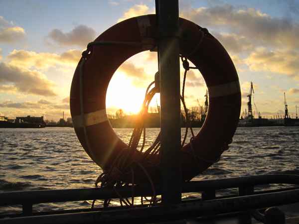 Sonnenuntergang an der Hafenkante