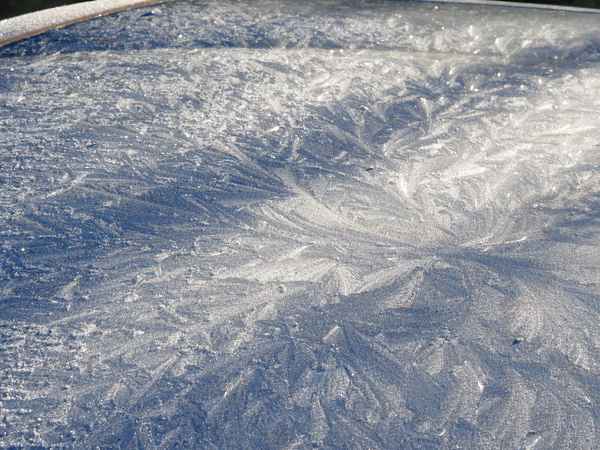 winterliches design einer motorhaube