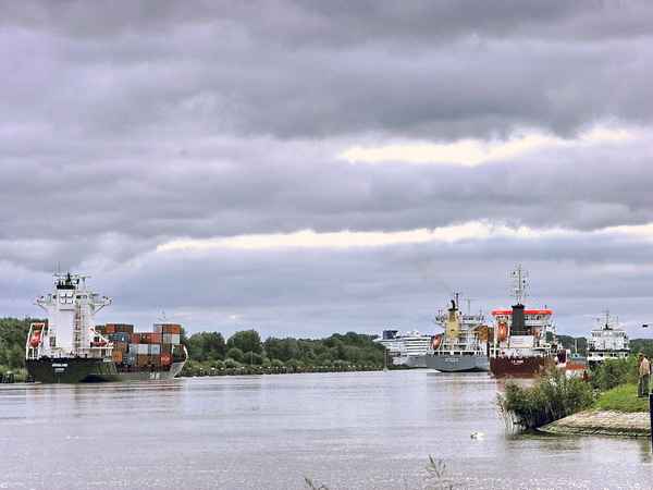 Gedränge auf dem Nord-Ostsee- Kanal, die Diva kommt