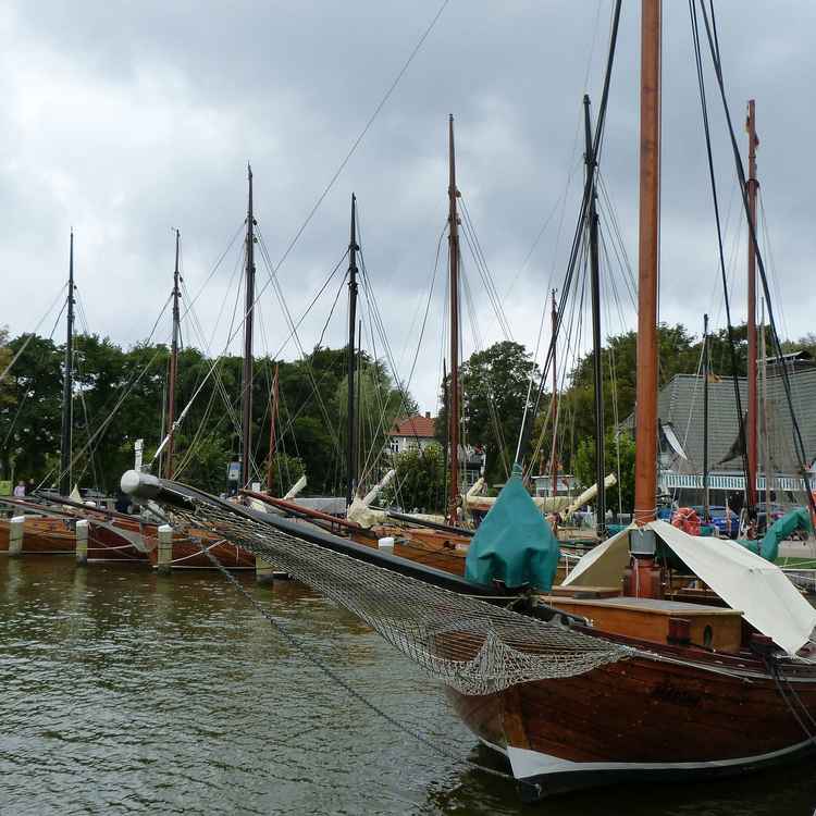 Zesenboote im Hafen von Althagen