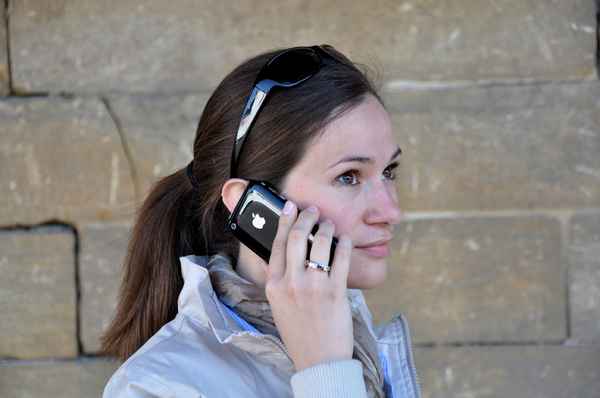 Junge Frau telefoniert mit iPhone 3G
