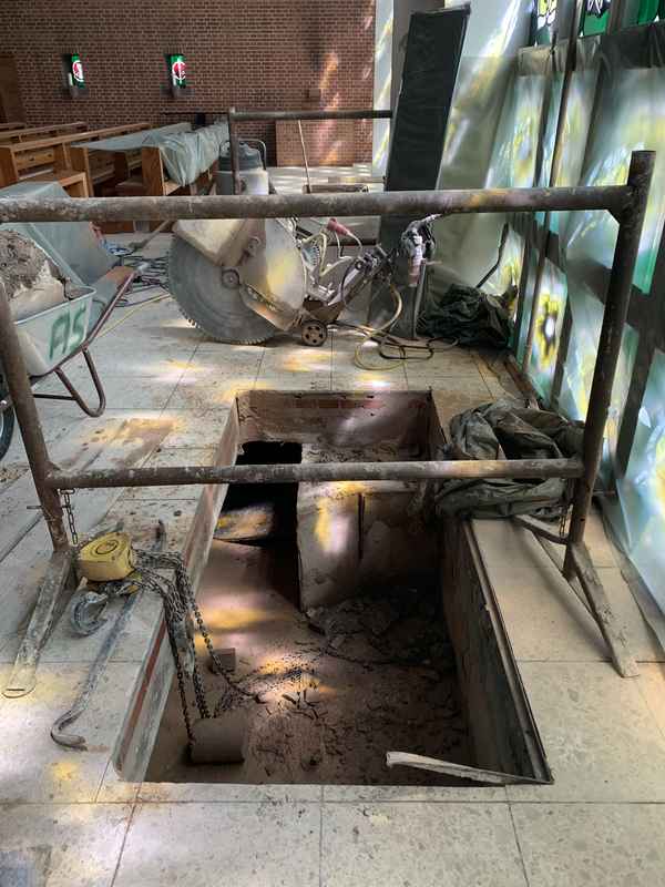 Baugrube für die Kirchenheizung