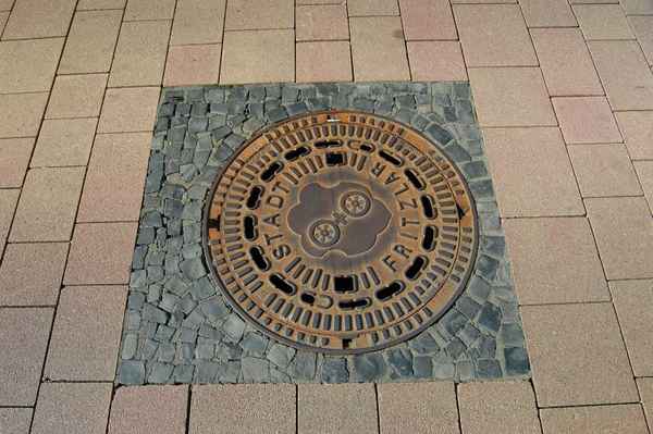 Kanaldeckel mit Stadtwappen zu Fritzlar