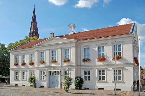 Pritzwalker Rathaus, dahinter Turm der Nikolaikirche