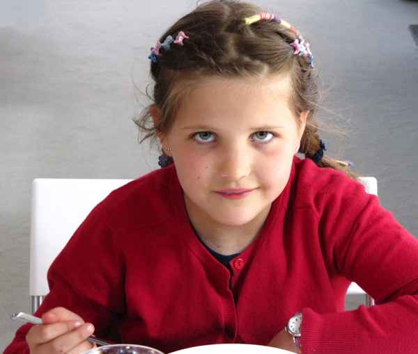 Mädchen mit Haarschmuck beim Essen