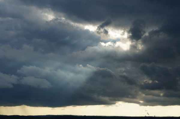 Sonnenstrahlen durch Wolkenlücke