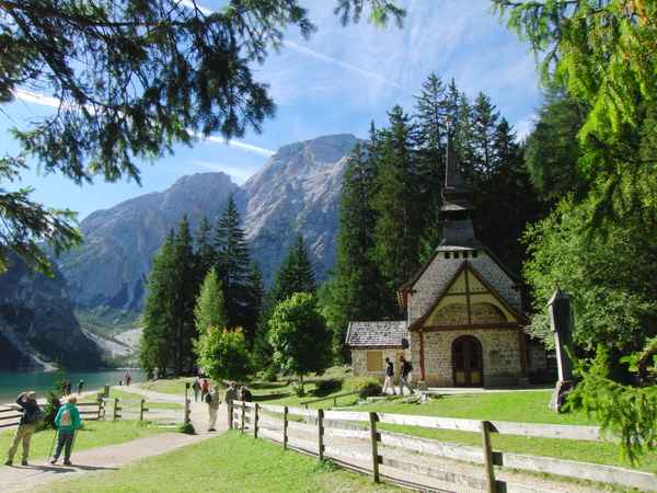 Kleine Kapelle am Pragser Wildsee