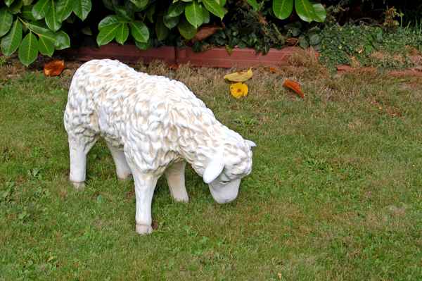 Rasenmäher in Keramik