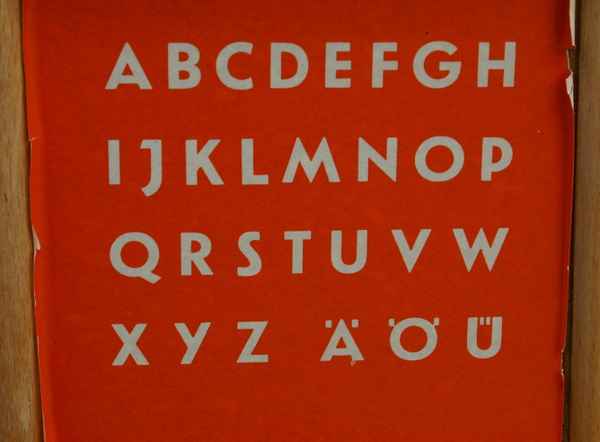 Das ganze ABC auf rotem Grund
