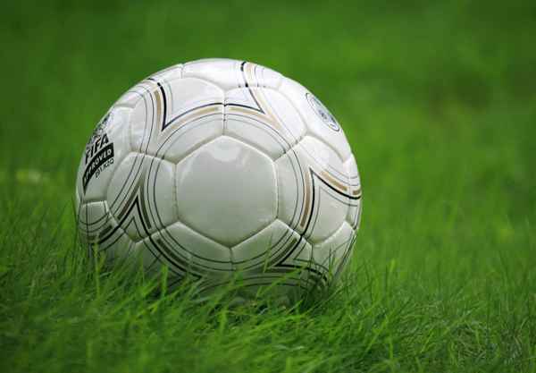 Fussball im Gras 2