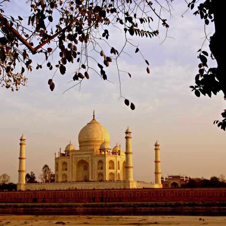 Sonnununtergang am Yamuna Flussufer gegenüber des Taj Mahal  4