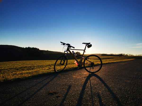 Sonnenuntergang Schwäbischen Alb mit Rad