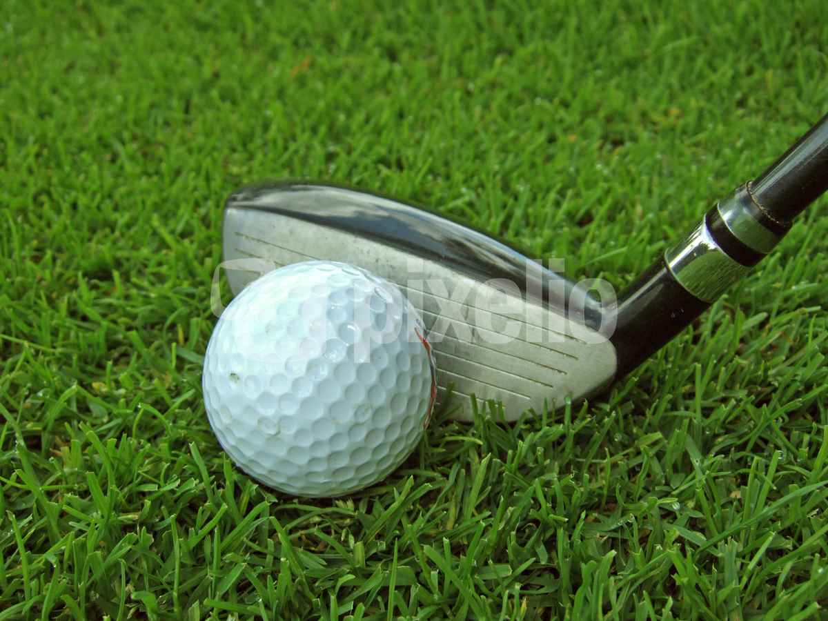 Golfball mit Hybridschläger 4