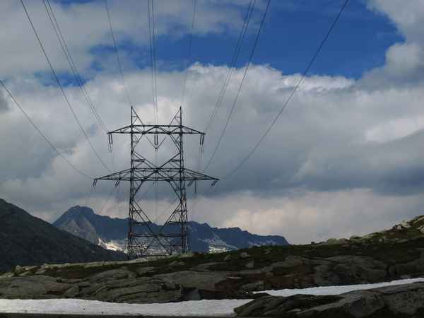 Strommasten auf dem Gotthardpass