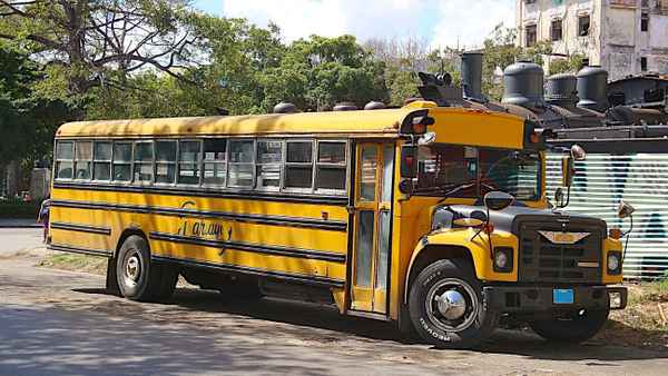 Alter USA Schulbus auf Cuba