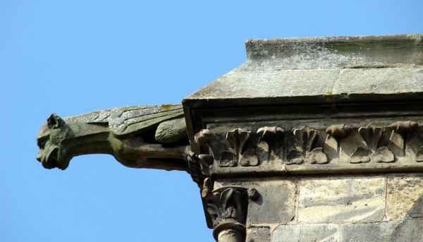 Paderborner Dom, Gargoyle am Dach