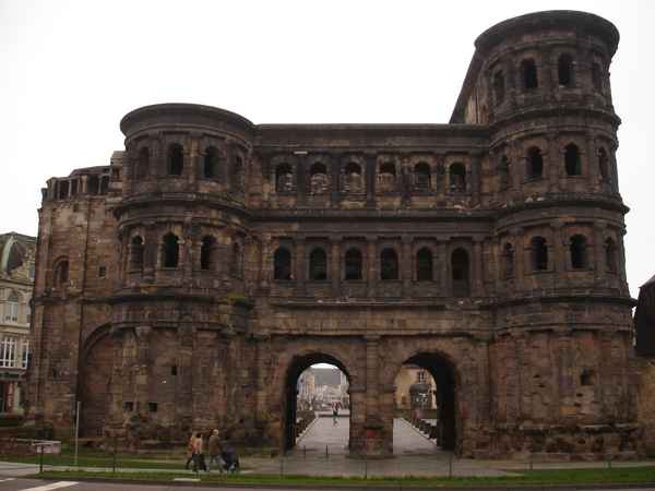 Porta Nigra (Schwarzes Tor) 01