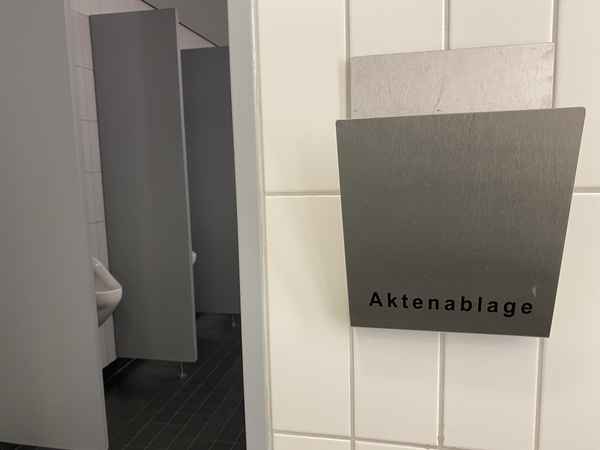 Aktenablage auf einem WC / Foto: Alexander Hauk