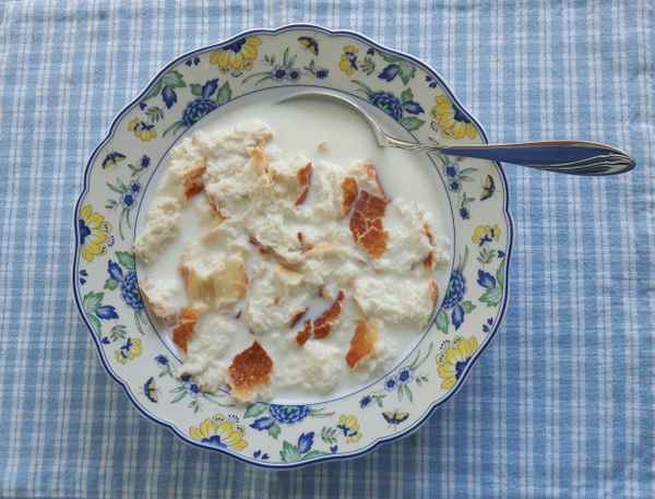 Brötchen mit Milch