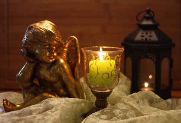 Ein Stillleben mit Engel in Gold