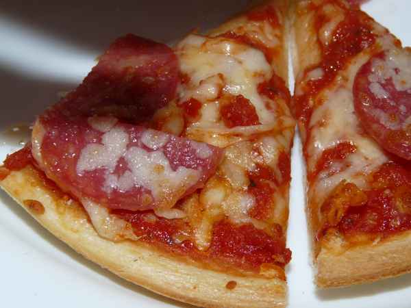 Zwei Stück Salamipizza - lecker!