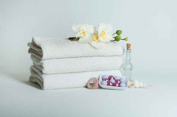 Handtücher mit Blüten und Dekoration