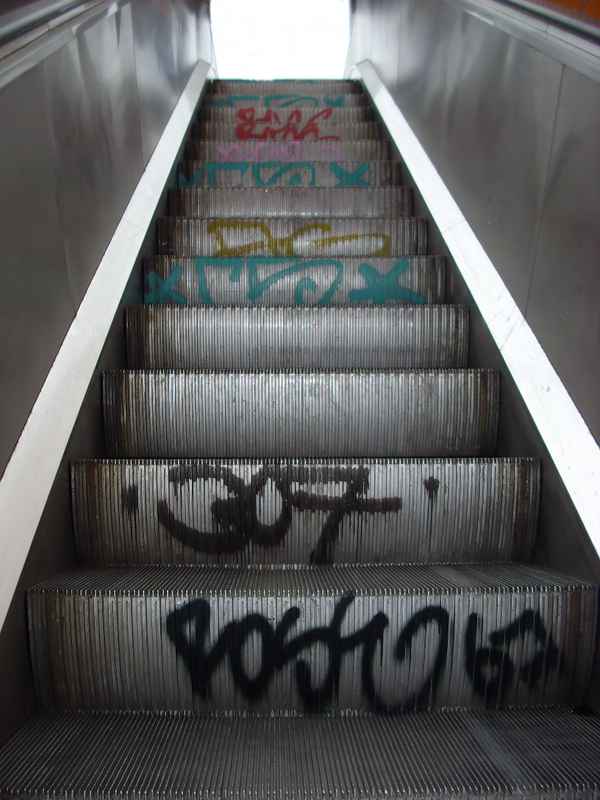 ROLLTREPPE DER BERLINER U-BAHN