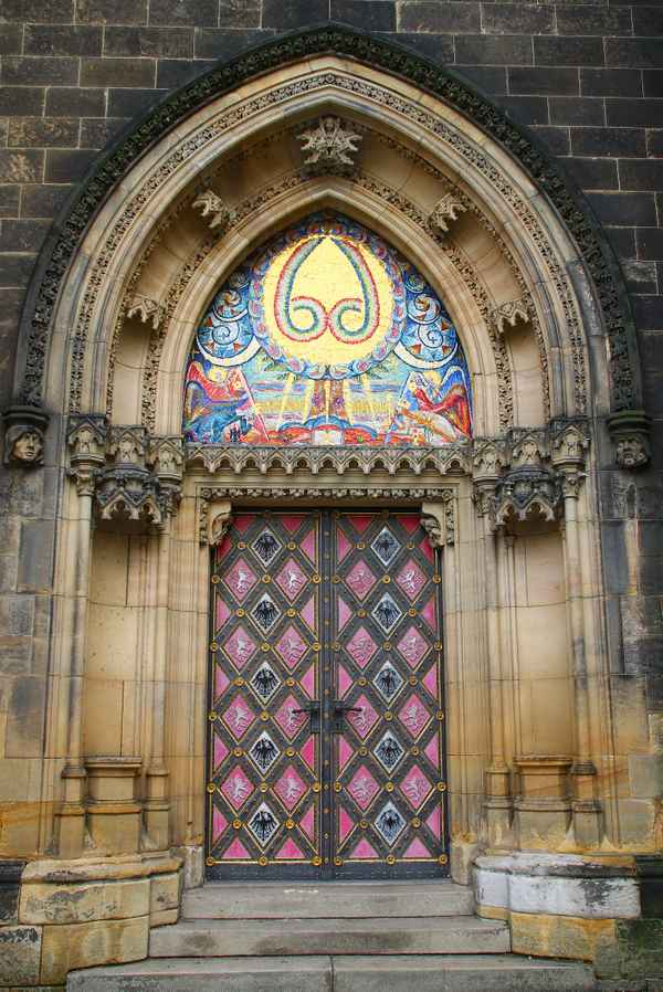 Prag - Eingangsportal St. Peter und Paul