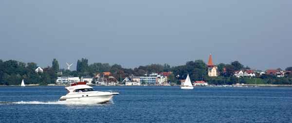 Ansicht Altefähr mit Motorboot